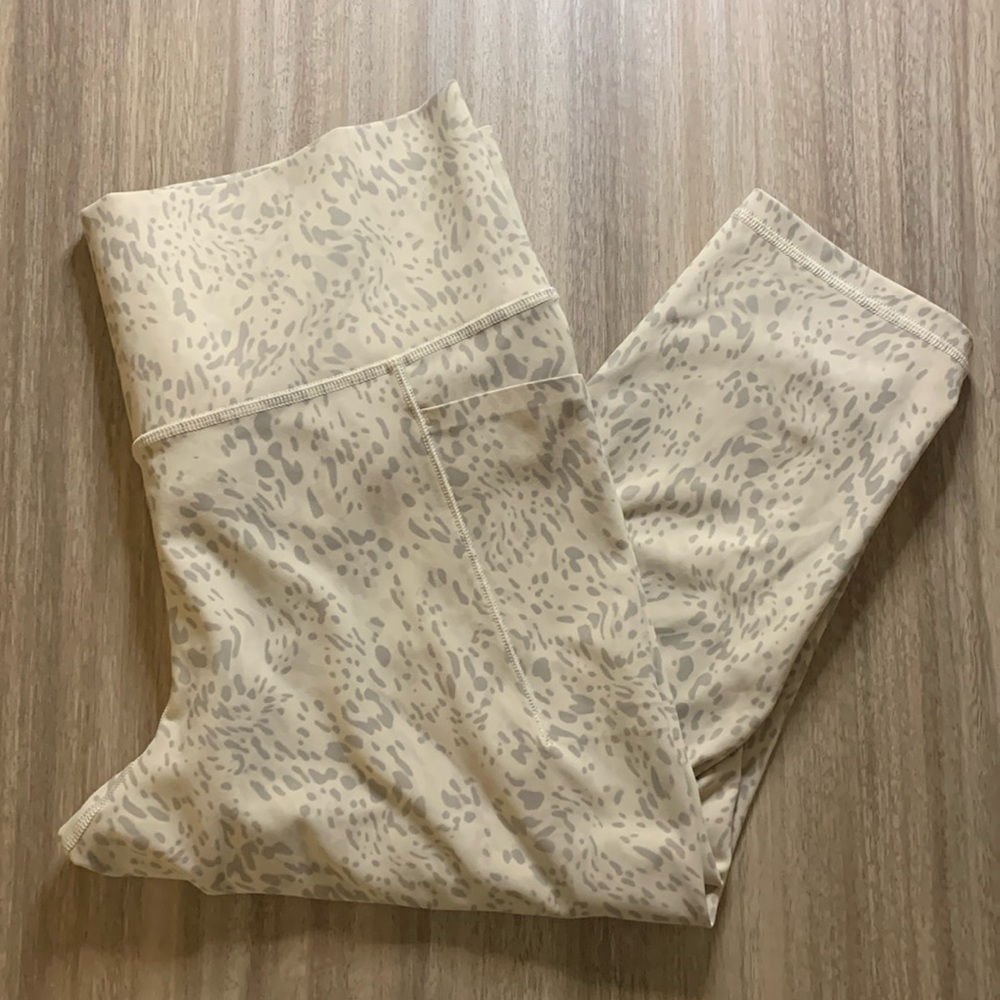 Athleta Salutation Stash Pocket II Print Capri Length Leggings! Large Petite